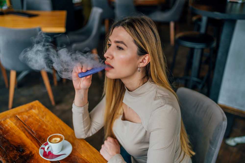 How To Use a Vape Pen in 5 Simple Steps! chic-woman-vaping-in-cafe